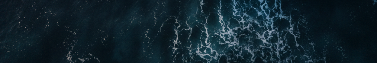 eau de mer bleue foncée vu du dessus avec des vagues et écumes