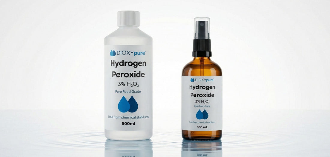 Deux flacons de peroxyde d'hydrogène 3% pour hygiène et santé, sur fond blanc épuré.