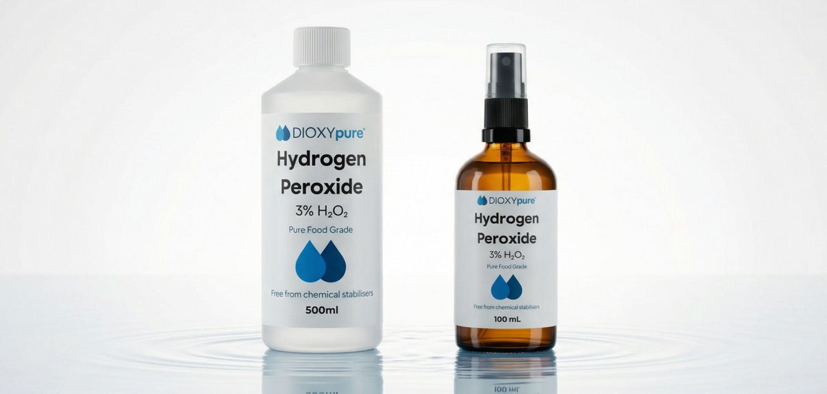 Deux flacons de peroxyde d'hydrogène 3% pour hygiène et santé, sur fond blanc épuré.