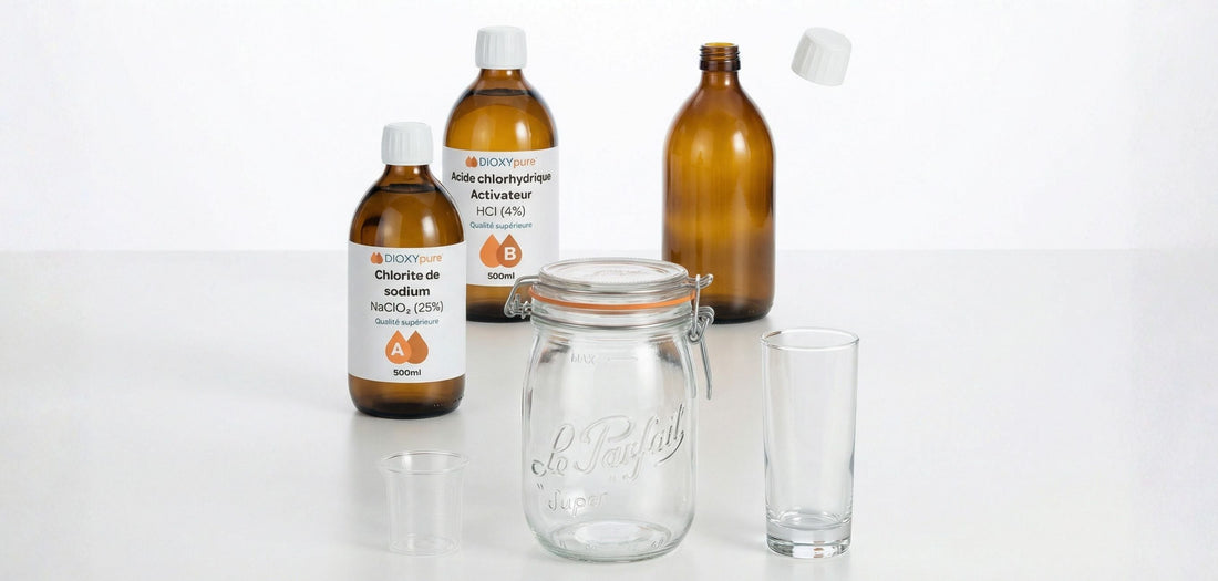 Bouteilles de chlorite de sodium et d’acide chlorhydrique avec bocaux et verres sur table blanche.