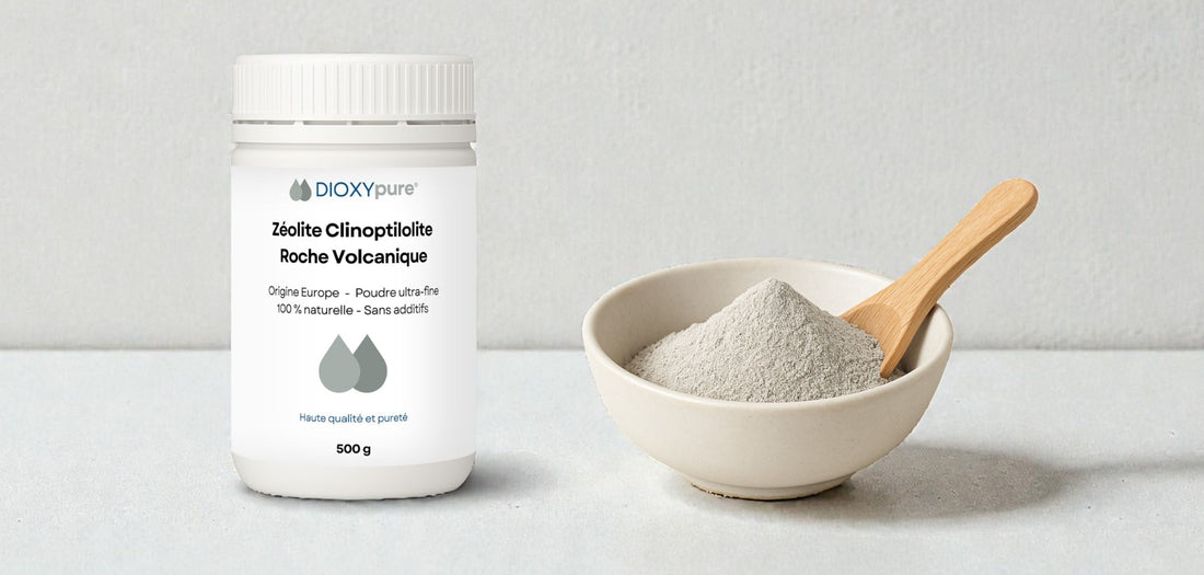 Pot de zéolite clinoptilolite en poudre ultra-fine et bol avec cuillère en bois sur table claire