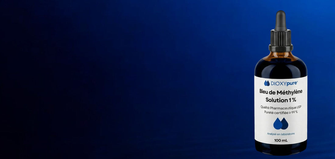 Flacon de solution de bleu de méthylène 1% 100 mL sur fond bleu, qualité pharmaceutique