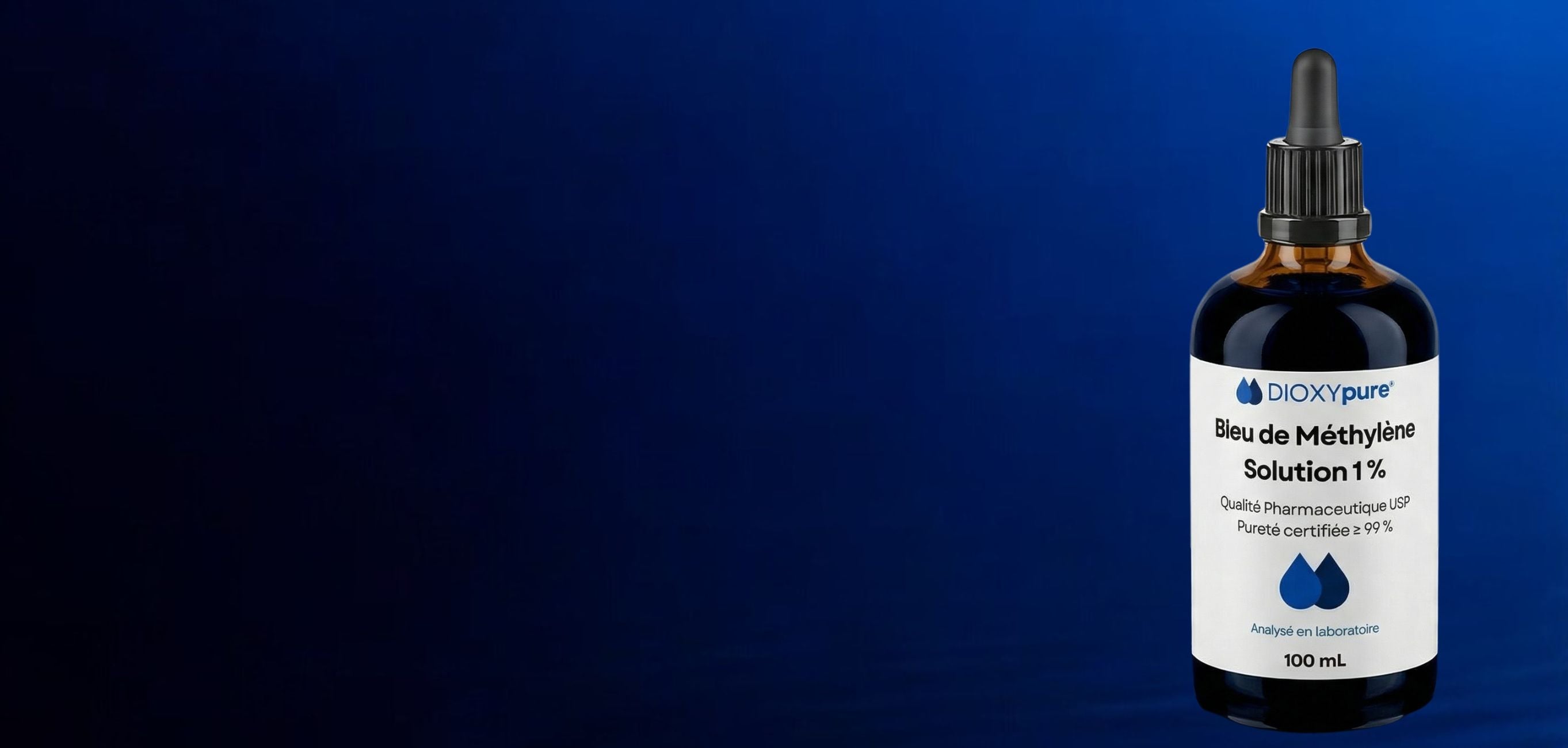 Flacon de solution de bleu de méthylène 1% 100 mL sur fond bleu, qualité pharmaceutique