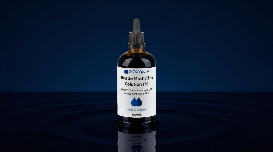 Flacon de solution de bleu de méthylène 1% 100 mL sur fond bleu, qualité pharmaceutique
